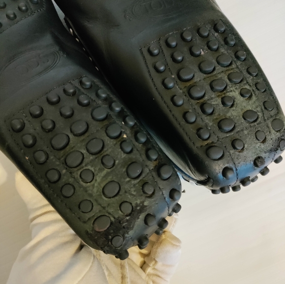 TOD'S Black  LEATHER LOAFERS WITH METAL APPLICATION AND NUBBED RUBBER SOLE 39 - Picture 10 of 14